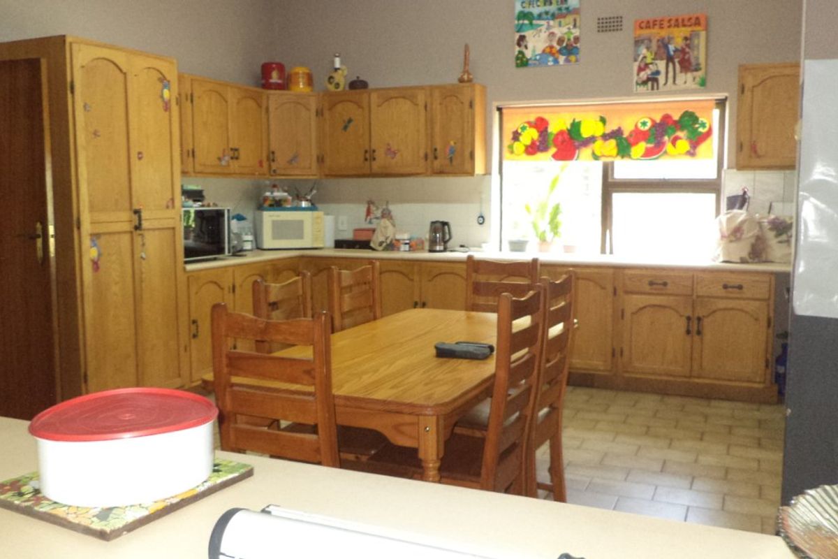 Spacious 8-Bedroom Family Home in Secure Boomed Area – Ideal for Extended or Dual Living - Photo 5