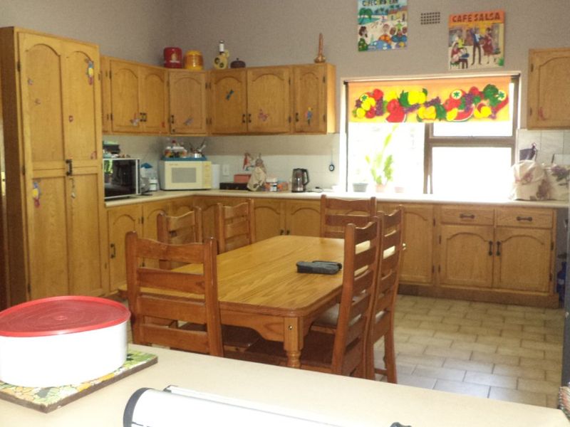 Spacious 8-Bedroom Family Home in Secure Boomed Area – Ideal for Extended or Dual Living - Photo 5