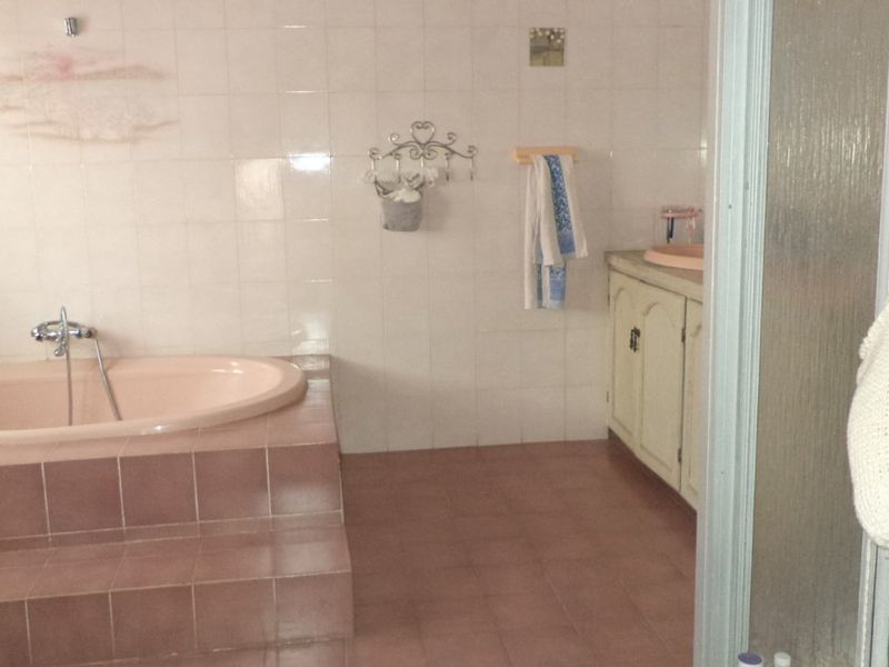 Spacious 8-Bedroom Family Home in Secure Boomed Area – Ideal for Extended or Dual Living - Photo 9