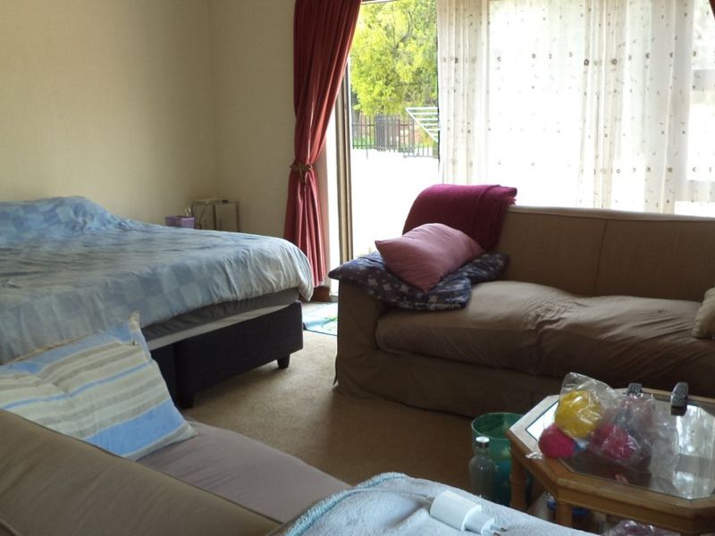 Spacious 8-Bedroom Family Home in Secure Boomed Area – Ideal for Extended or Dual Living - Photo 8