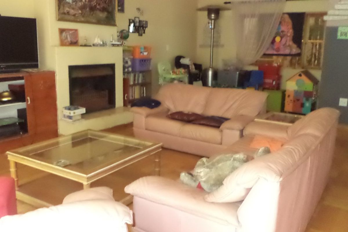 Spacious 8-Bedroom Family Home in Secure Boomed Area – Ideal for Extended or Dual Living - Photo 2