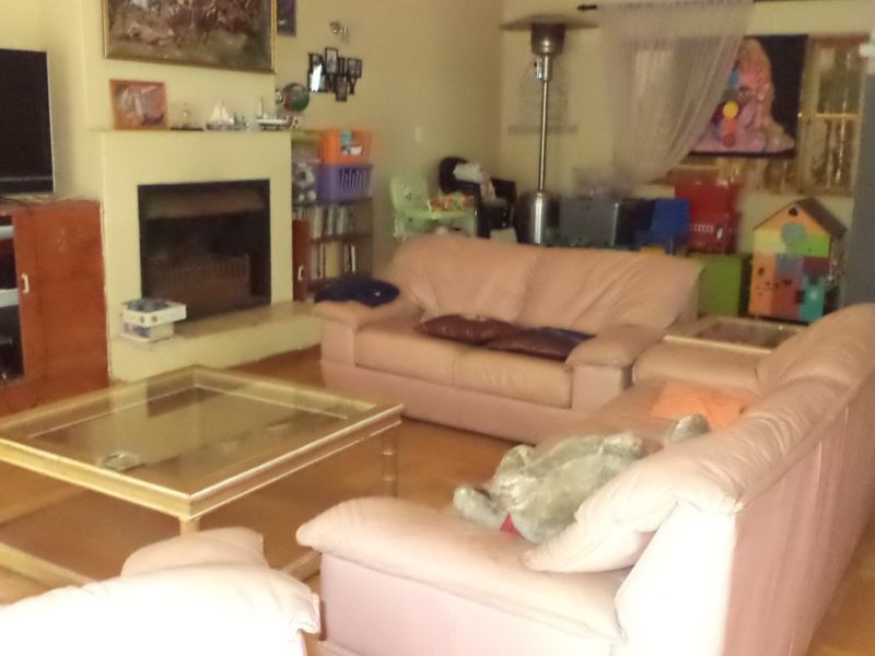 Spacious 8-Bedroom Family Home in Secure Boomed Area – Ideal for Extended or Dual Living - Photo 2