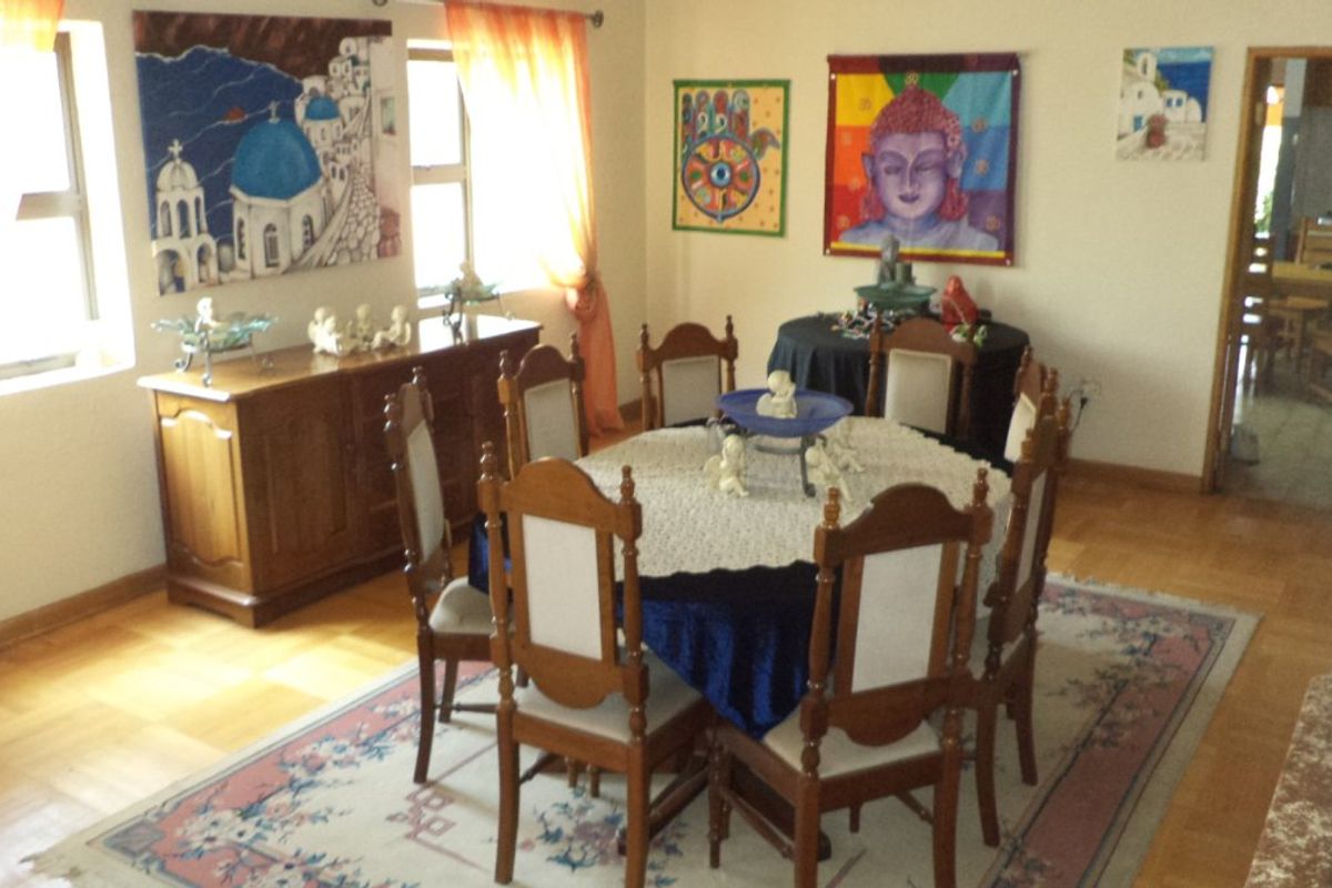 Spacious 8-Bedroom Family Home in Secure Boomed Area – Ideal for Extended or Dual Living - Photo 4