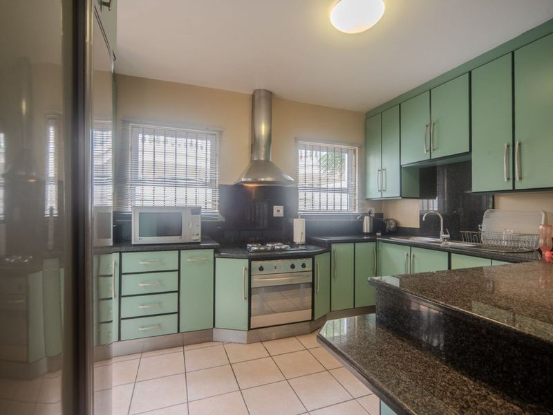 Exclusive 3-Bedroom Unit in Bruma with Stunning Views & Premium Finishes - Photo 4