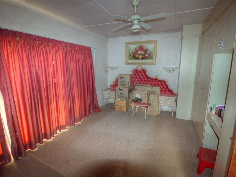 Spacious Family Home with Pool and Study - Photo 7