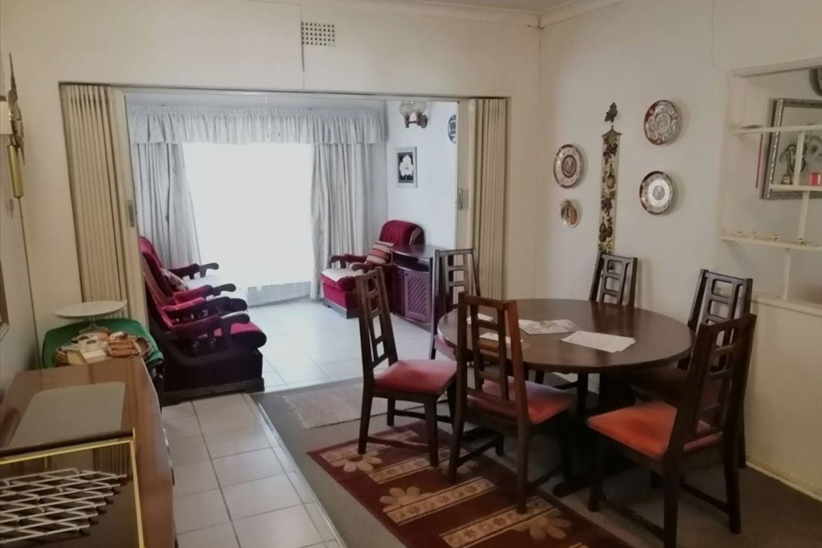 Spacious Family Home with Pool and Study - Photo 4