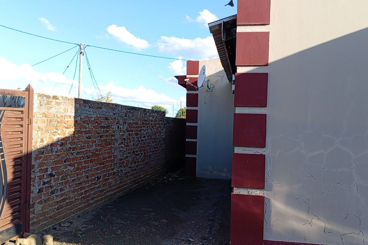 8 Room House For Sale - Photo 4