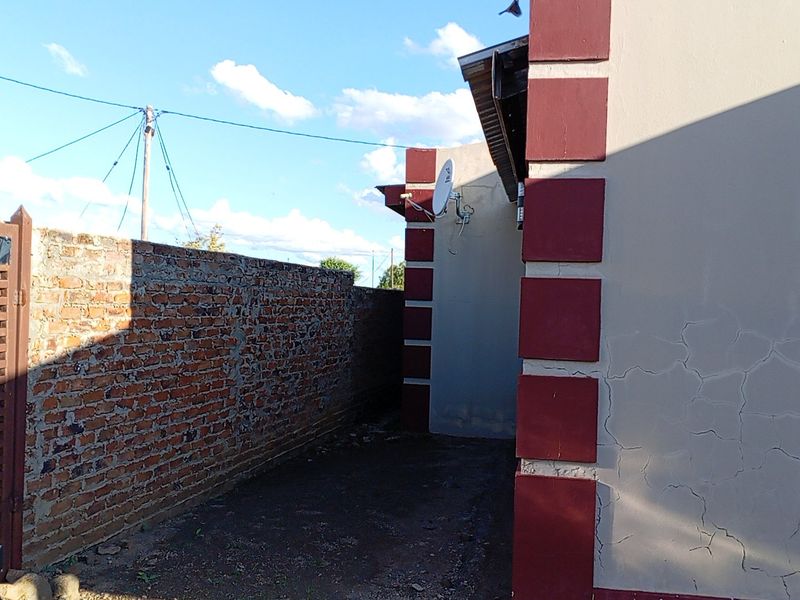 8 Room House For Sale - Photo 4