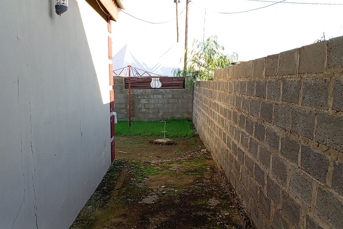 8 Room House For Sale - Photo 3