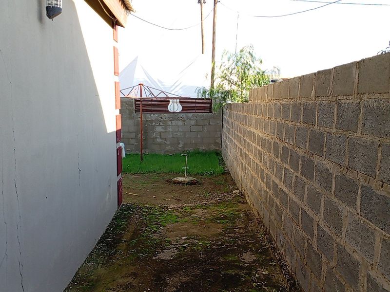 8 Room House For Sale - Photo 3