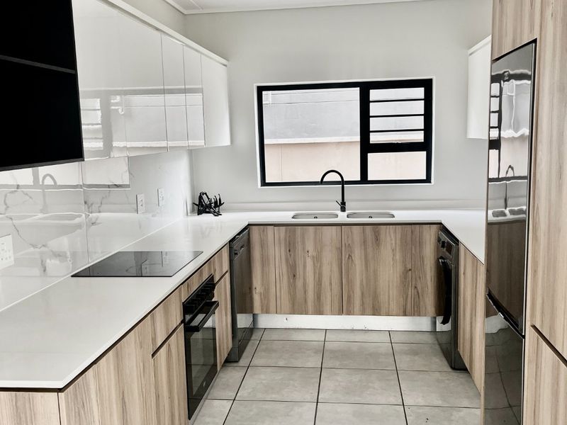 Ground Floor Luxury Living 3 Bedroom, 2 Bathroom Apartment in Munyaka Lifestyle Estate - Photo 2