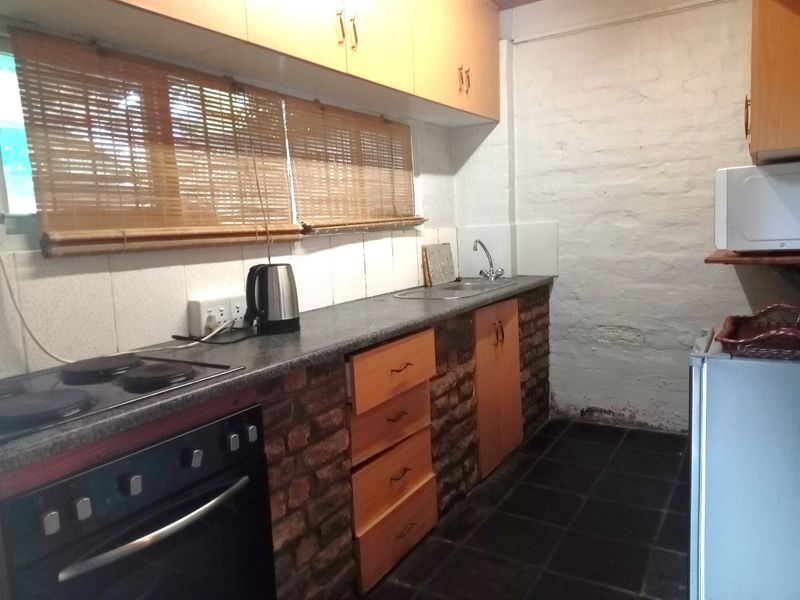 Fully Furnished Unit Perfect for Single Professional or Couple only- Silverdale Road, Chasevalley, Pietermartitzburg - Photo 4