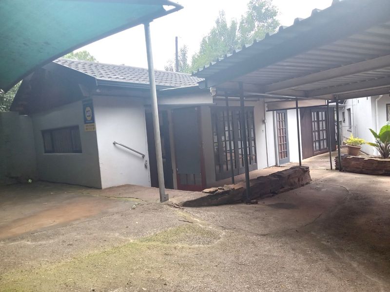 Fully Furnished Unit Perfect for Single Professional or Couple only- Silverdale Road, Chasevalley, Pietermartitzburg - Photo 2