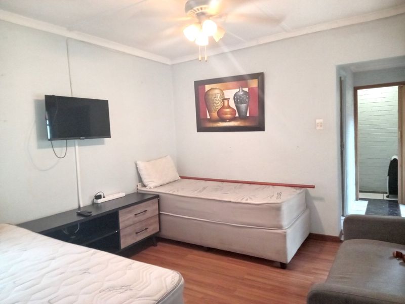 Fully Furnished Unit Perfect for Single Professional or Couple only- Silverdale Road, Chasevalley, Pietermartitzburg - Photo 3