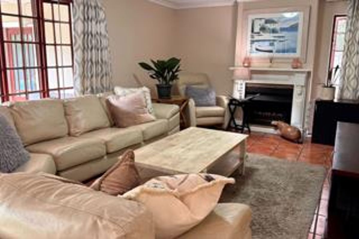 Exclusive charming Family Retreat with Exceptional value and Indoor-Outdoor Living – A Must-See Opportunity -  - Photo 3