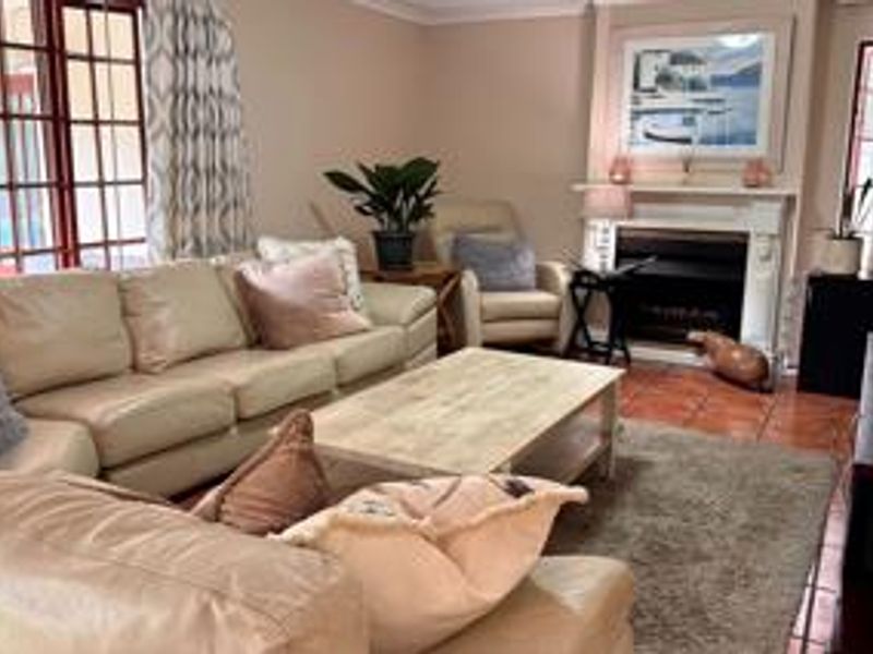 Exclusive charming Family Retreat with Exceptional value and Indoor-Outdoor Living – A Must-See Opportunity -  - Photo 3