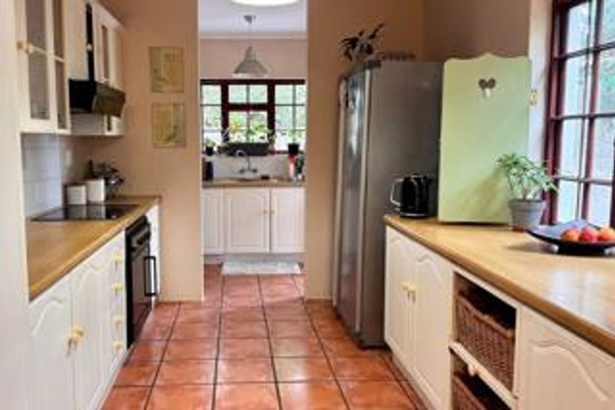 Exclusive charming Family Retreat with Exceptional value and Indoor-Outdoor Living – A Must-See Opportunity -  - Photo 4