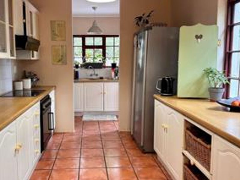 Exclusive charming Family Retreat with Exceptional value and Indoor-Outdoor Living – A Must-See Opportunity -  - Photo 4