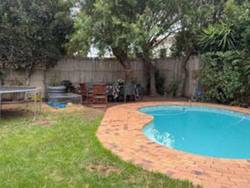 Exclusive charming Family Retreat with Exceptional value and Indoor-Outdoor Living – A Must-See Opportunity -  - Photo 9