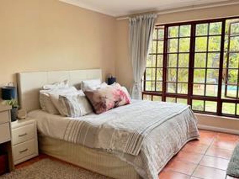 Exclusive charming Family Retreat with Exceptional value and Indoor-Outdoor Living – A Must-See Opportunity -  - Photo 7