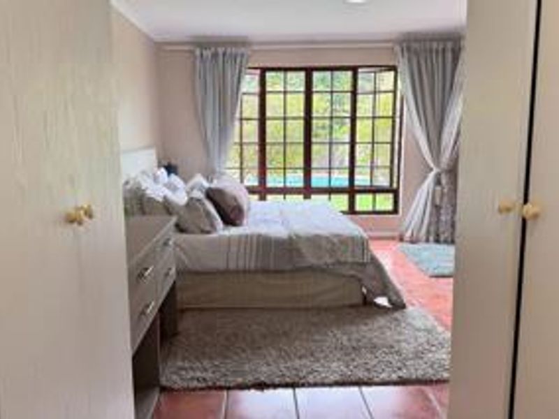 Exclusive charming Family Retreat with Exceptional value and Indoor-Outdoor Living – A Must-See Opportunity -  - Photo 8