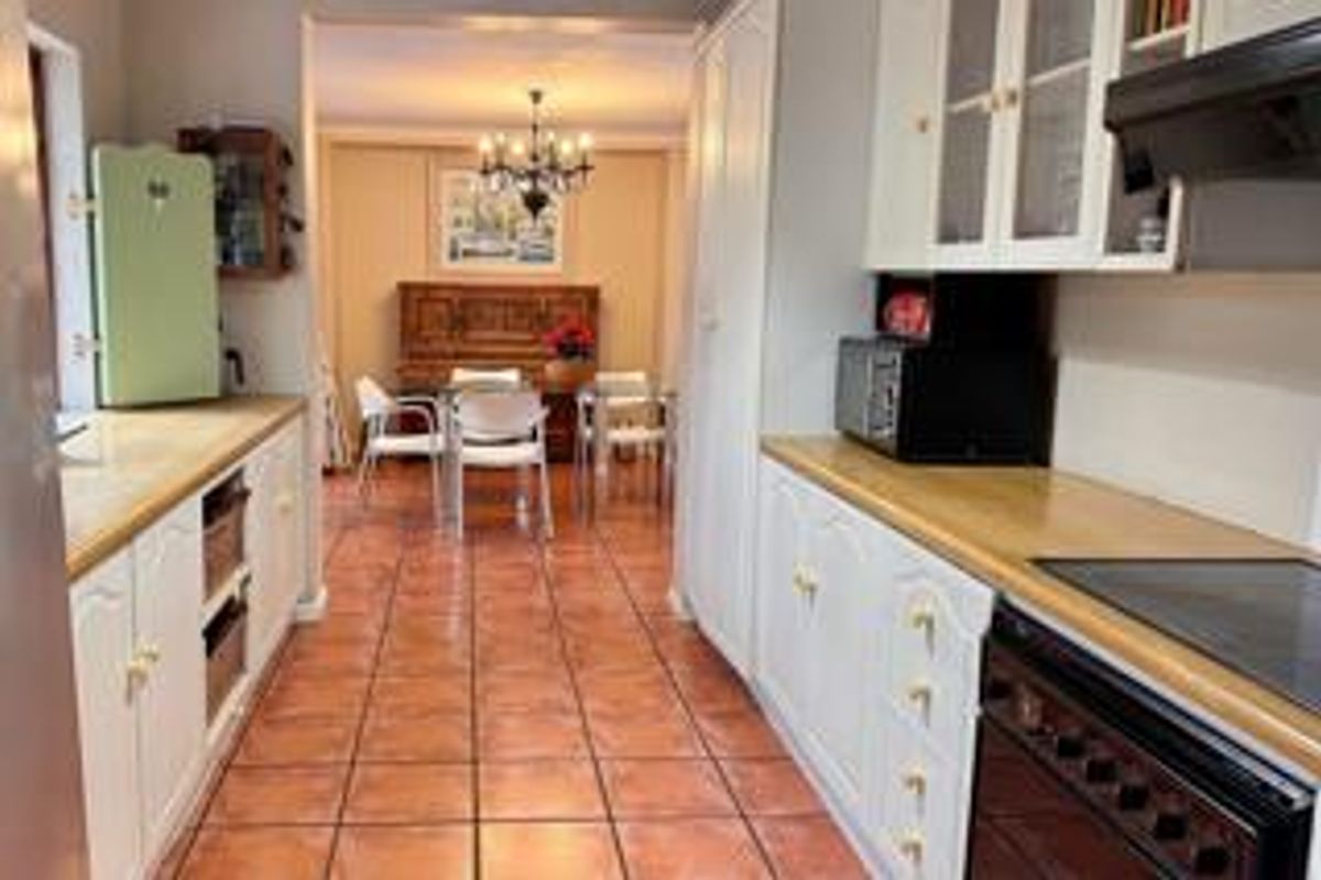 Exclusive charming Family Retreat with Exceptional value and Indoor-Outdoor Living – A Must-See Opportunity -  - Photo 5