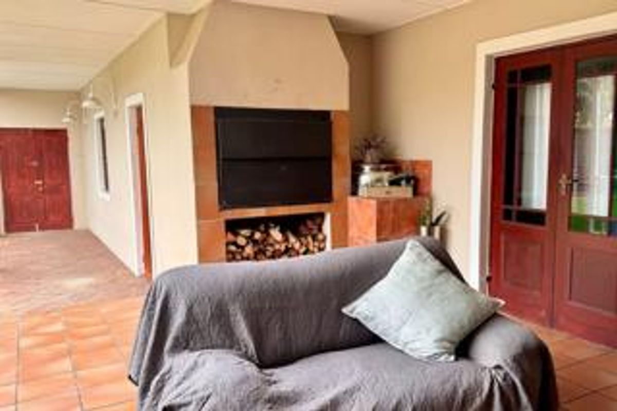 Exclusive charming Family Retreat with Exceptional value and Indoor-Outdoor Living – A Must-See Opportunity -  - Photo 2