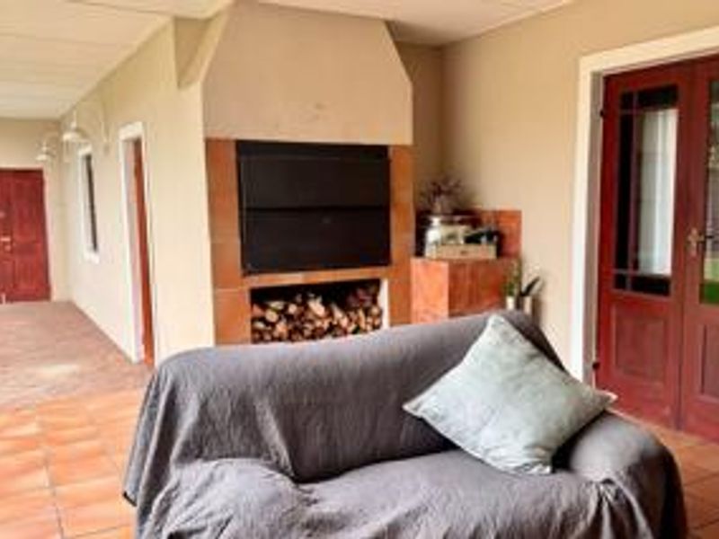 Exclusive charming Family Retreat with Exceptional value and Indoor-Outdoor Living – A Must-See Opportunity -  - Photo 2