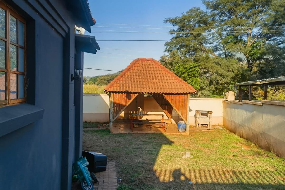 This charming 3-bedroom house is perfect for first-time home buyers or as an investment opportunity! - Photo 2