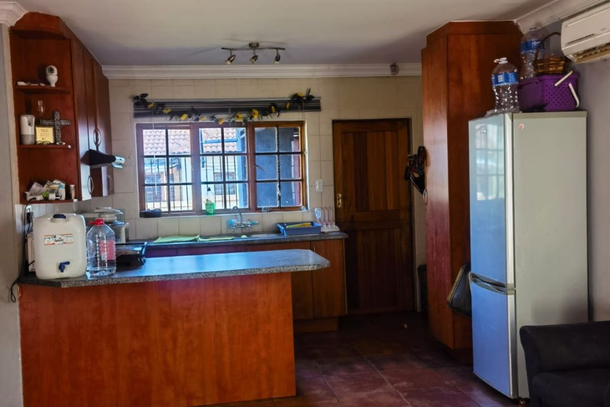This charming 3-bedroom house is perfect for first-time home buyers or as an investment opportunity! - Photo 4