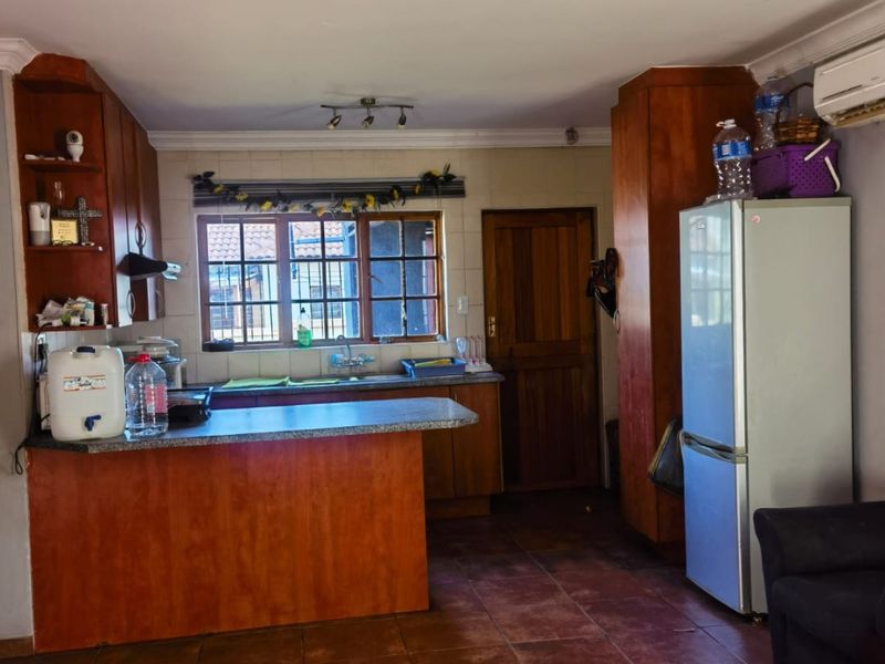 This charming 3-bedroom house is perfect for first-time home buyers or as an investment opportunity! - Photo 4