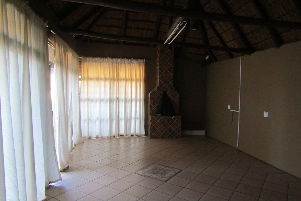 Modern 4-Bedroom Home with Flats, Pool & More! - Photo 4