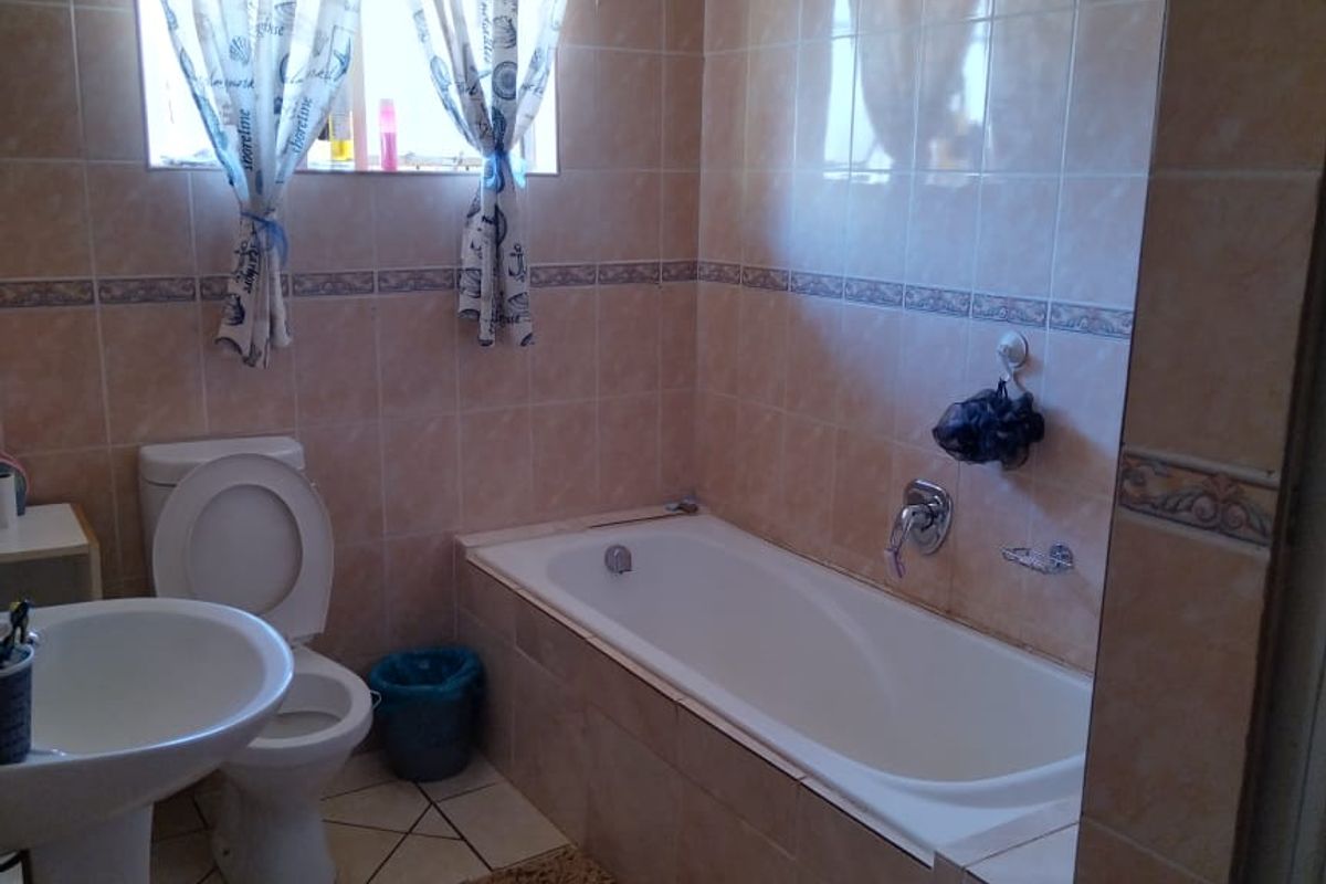 Modern 4-Bedroom Home with Flats, Pool & More! - Photo 5