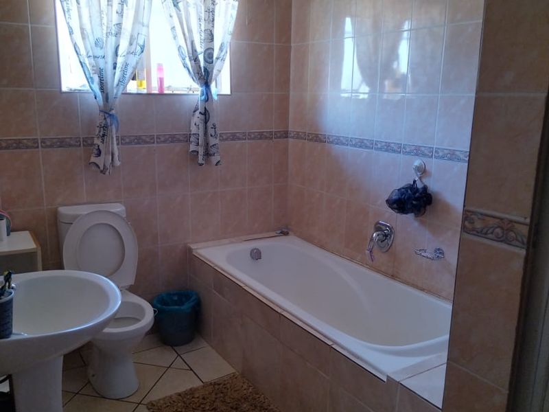 Modern 4-Bedroom Home with Flats, Pool & More! - Photo 5