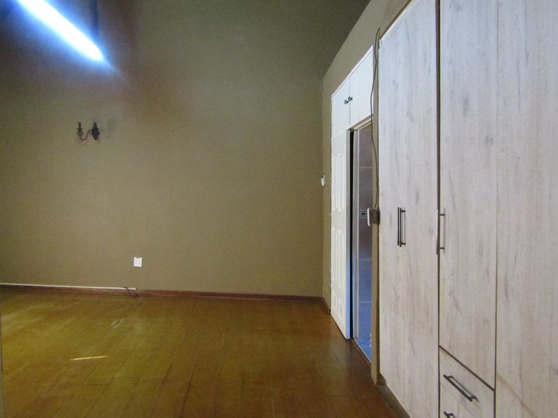 Modern 4-Bedroom Home with Flats, Pool & More! - Photo 9