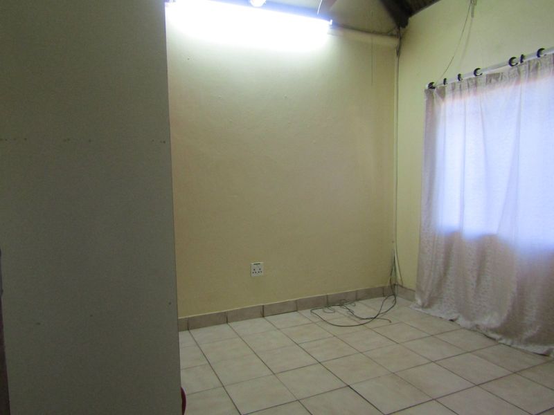 Modern 4-Bedroom Home with Flats, Pool & More! - Photo 7