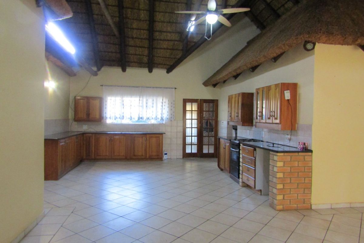 Modern 4-Bedroom Home with Flats, Pool & More! - Photo 2