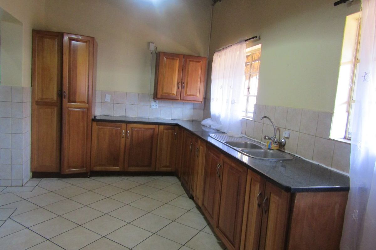 Modern 4-Bedroom Home with Flats, Pool & More! - Photo 3