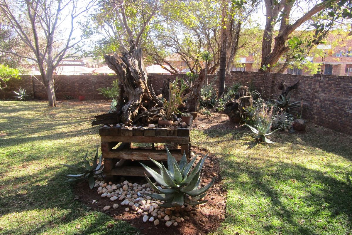 Spacious Family Home with Flatlet for Sale in Prime Thabazimbi Location - Photo 5