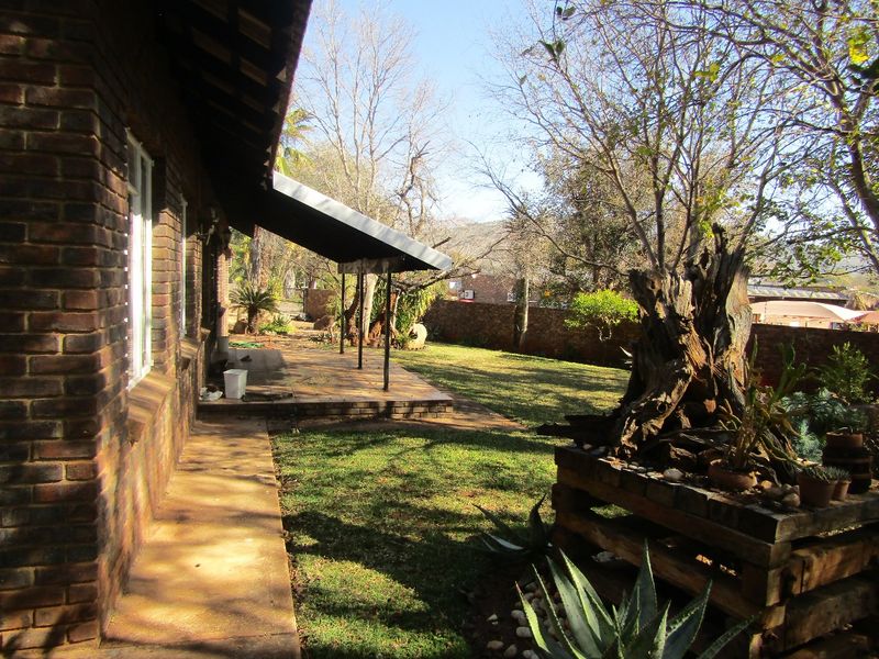 Spacious Family Home with Flatlet for Sale in Prime Thabazimbi Location - Photo 9