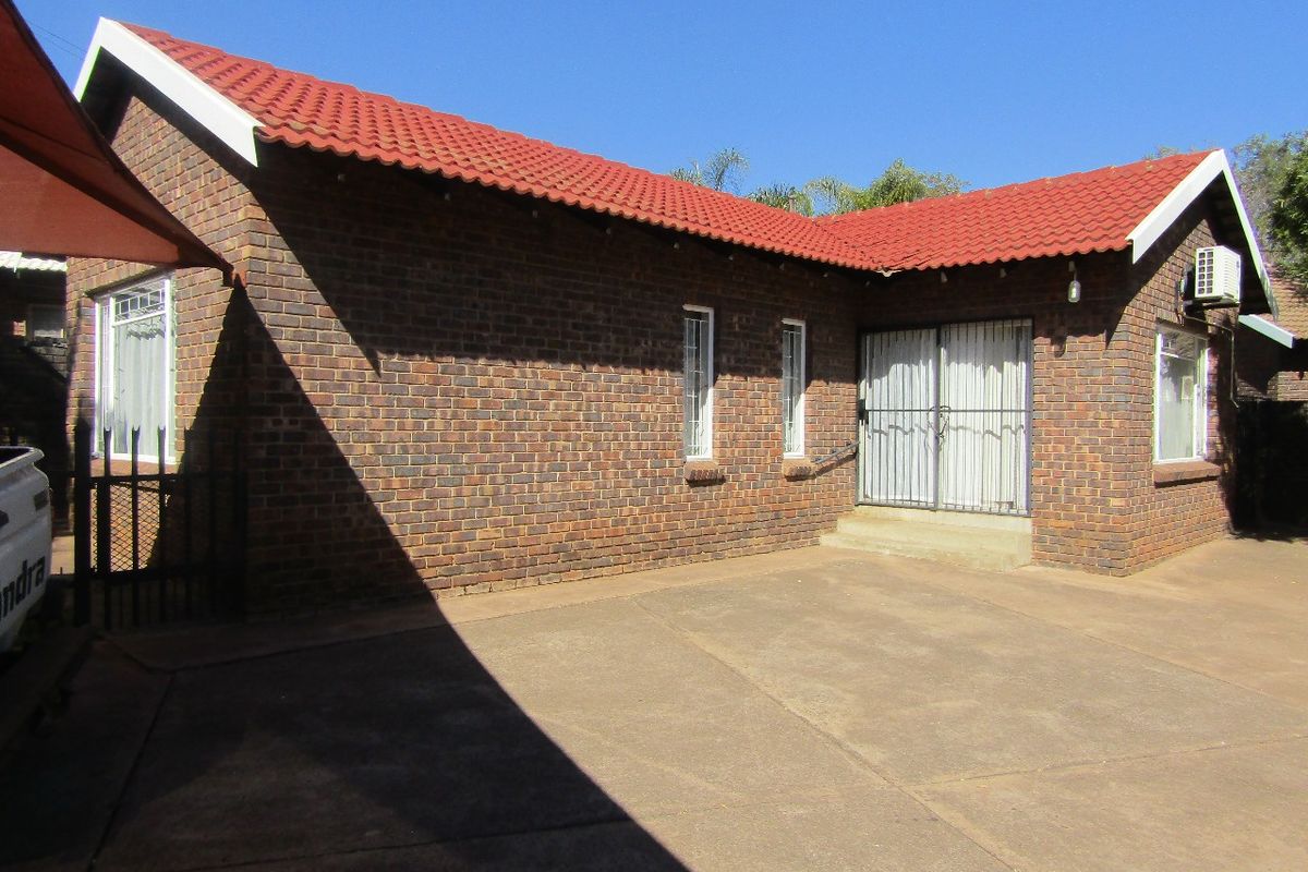 Spacious Family Home with Flatlet for Sale in Prime Thabazimbi Location - Photo 2