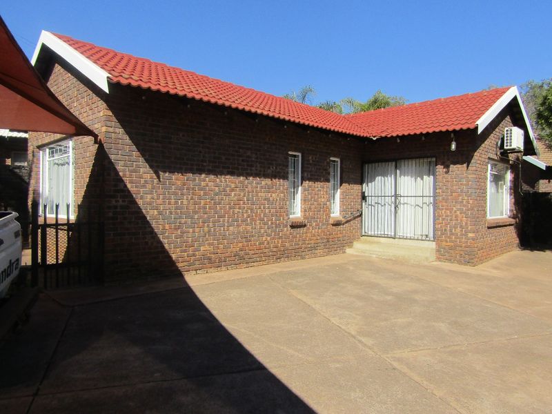 Spacious Family Home with Flatlet for Sale in Prime Thabazimbi Location - Photo 2