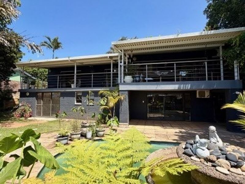 Tropical Coastal Retreat with Ocean Views – Your Dream Family Home Awaits - Photo 2