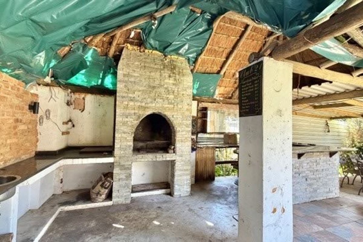 Tropical Coastal Retreat with Ocean Views – Your Dream Family Home Awaits - Photo 4