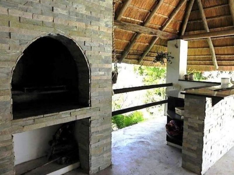 Tropical Coastal Retreat with Ocean Views – Your Dream Family Home Awaits - Photo 8