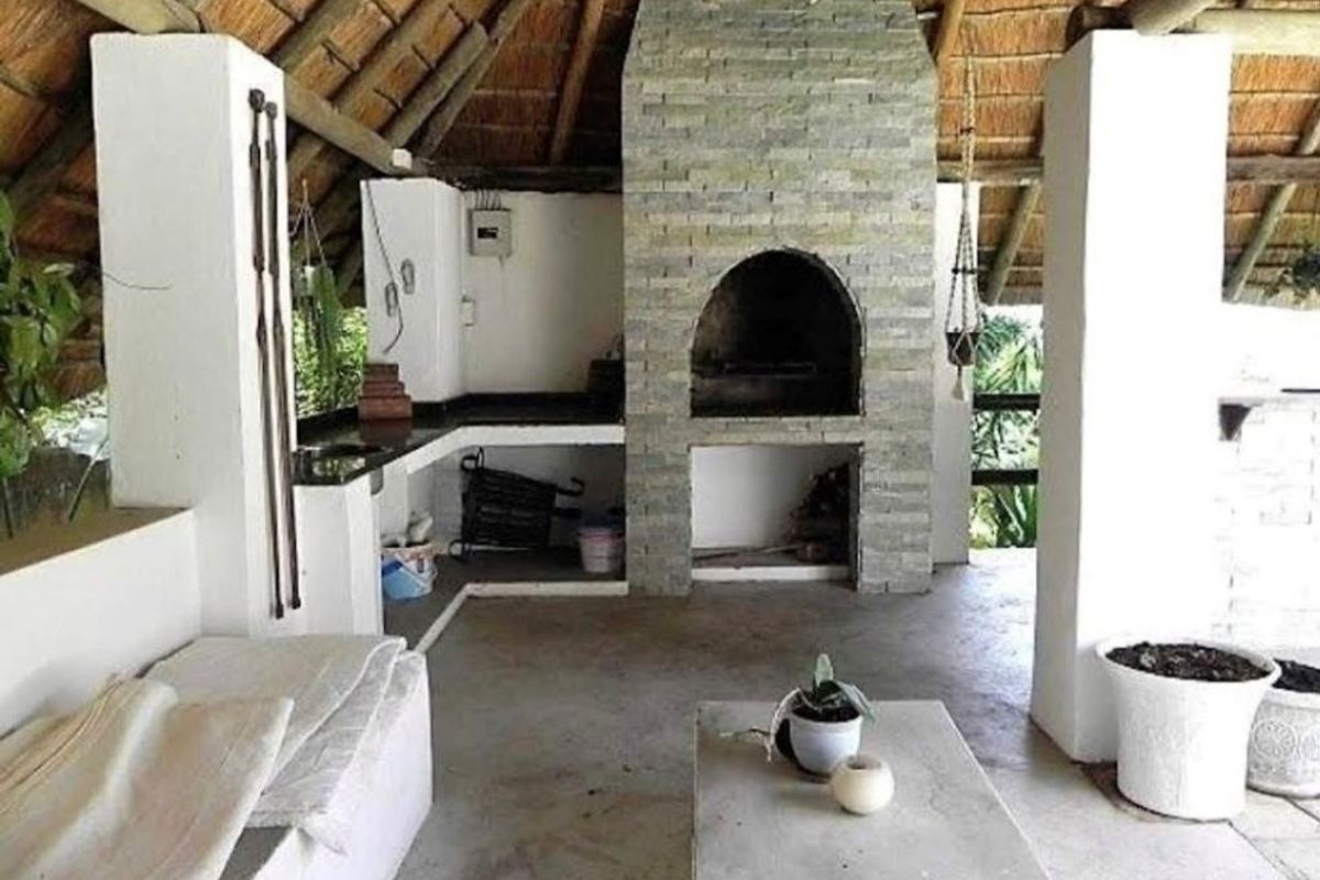 Tropical Coastal Retreat with Ocean Views – Your Dream Family Home Awaits - Photo 5