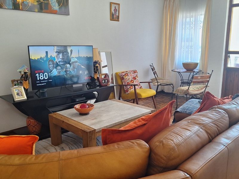 NEAT 2 BEDROOMED FLAT IN SECURE COMPLEX - Photo 2