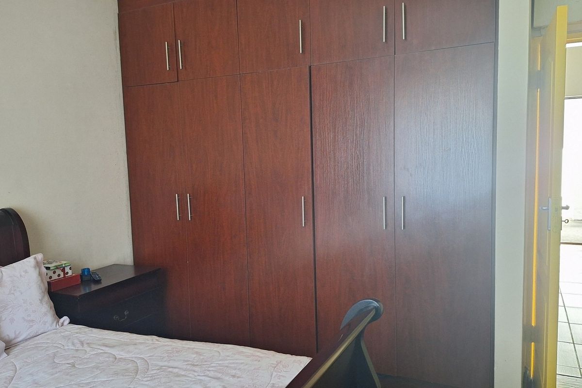 NEAT 2 BEDROOMED FLAT IN SECURE COMPLEX - Photo 4