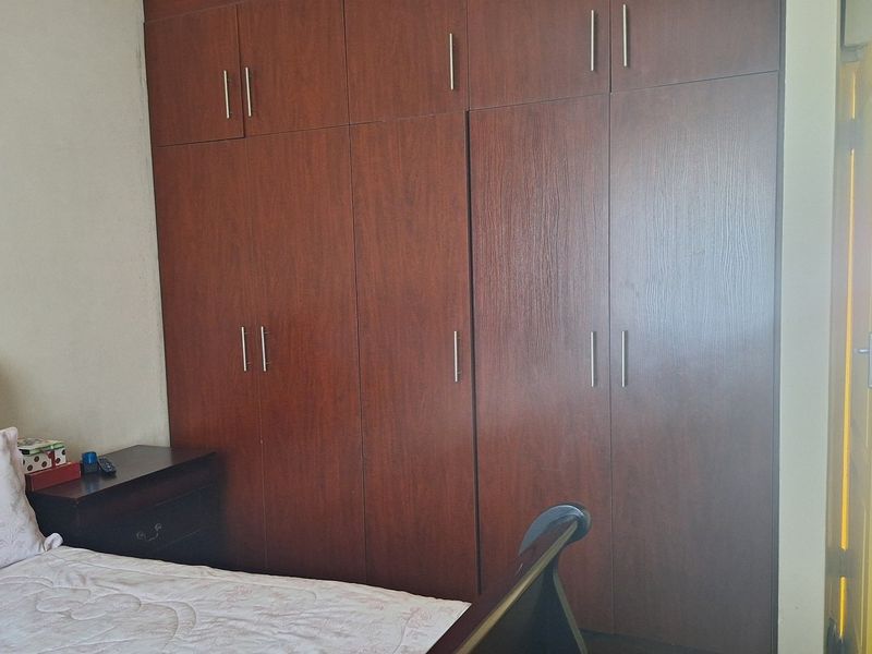 NEAT 2 BEDROOMED FLAT IN SECURE COMPLEX - Photo 4