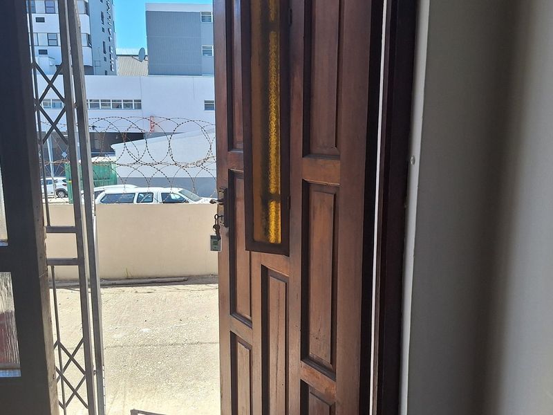 NEAT 2 BEDROOMED FLAT IN SECURE COMPLEX - Photo 9